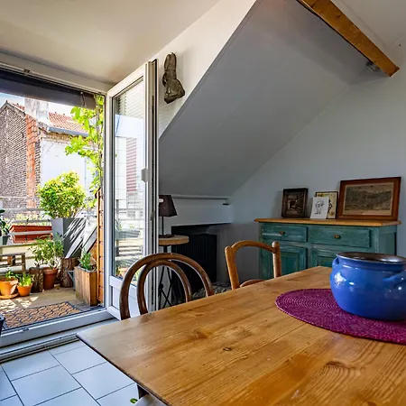 Aux Portes De Paris, Charme Avec Balcon Sous Les Combles *